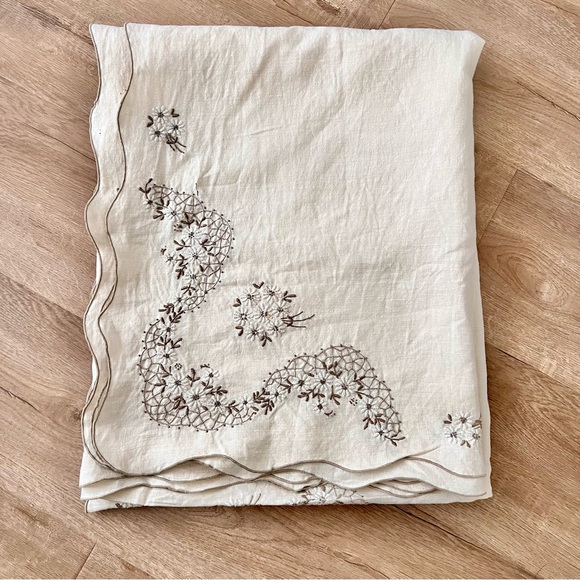 Vintage Embroidered Daisy Linen Banquet Tablecloth Table Cover65’ X‎ 82” Mint